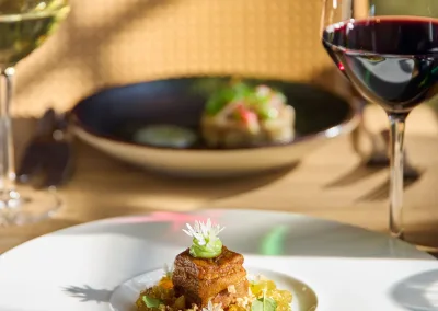 Gerecht en glas rode wijn Restaurant Rust Wat Blaricum