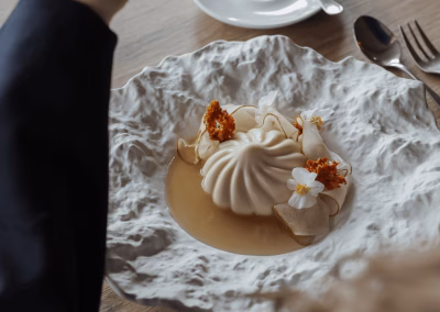 Dessert panna cotta op bord restaurant Rust Wat