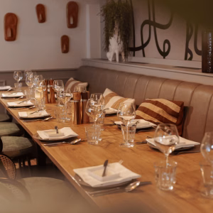 Gedekte tafel met visgerecht bij restaurant Rust Wat